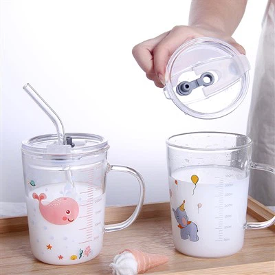 Pití skla s víkem a slámou